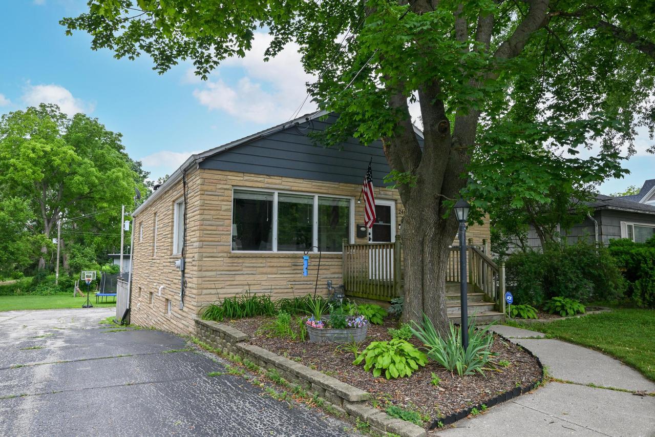 246 N North Ave, Hartland, WI 53029
