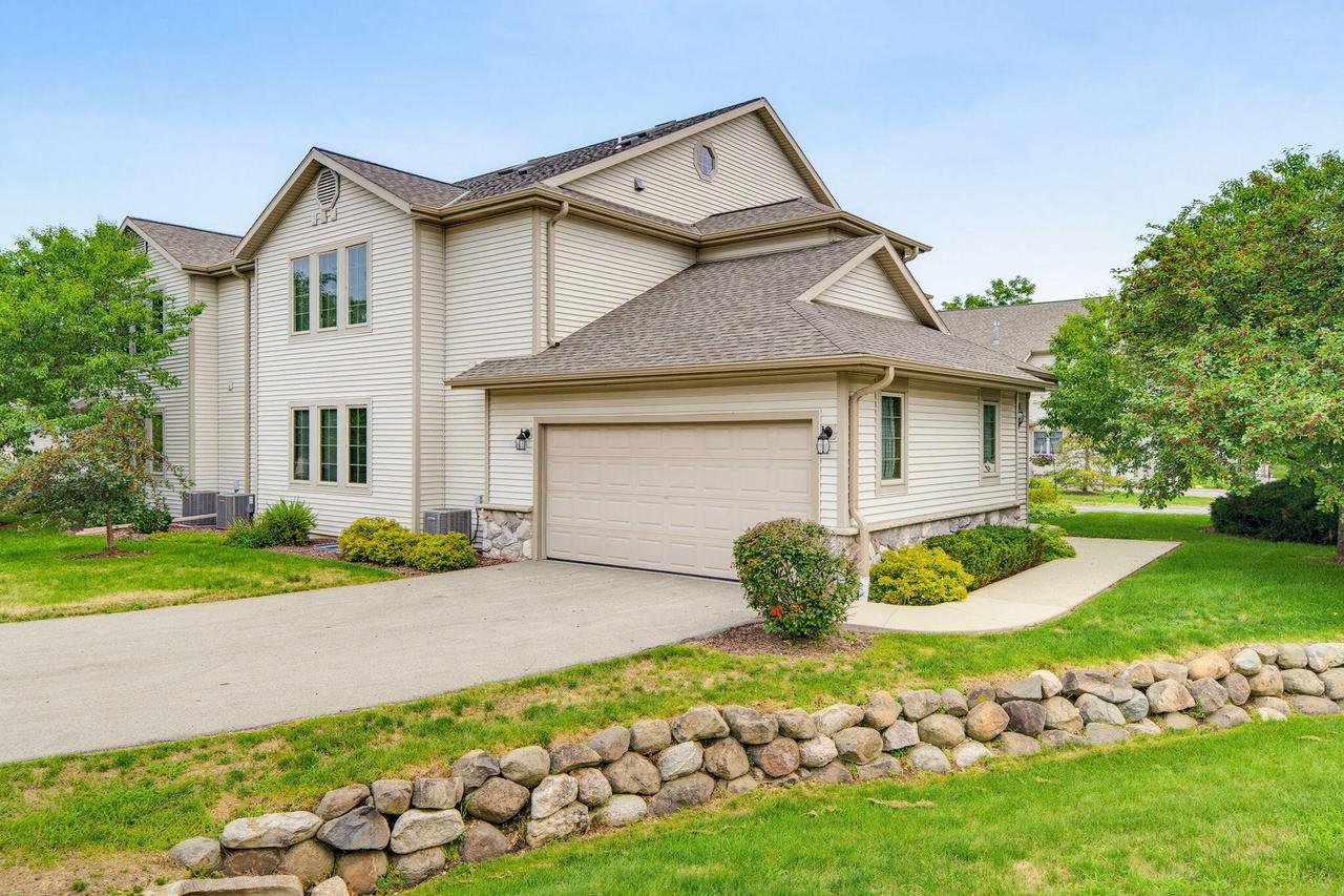 2215 Circle Rdg #B, Delafield, WI 53018