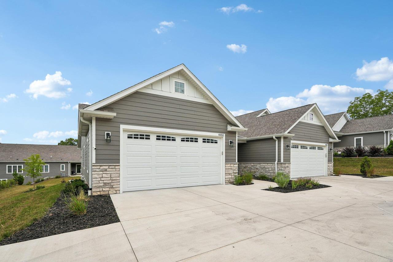 4050 S 124th St #201, Greenfield, WI 53228