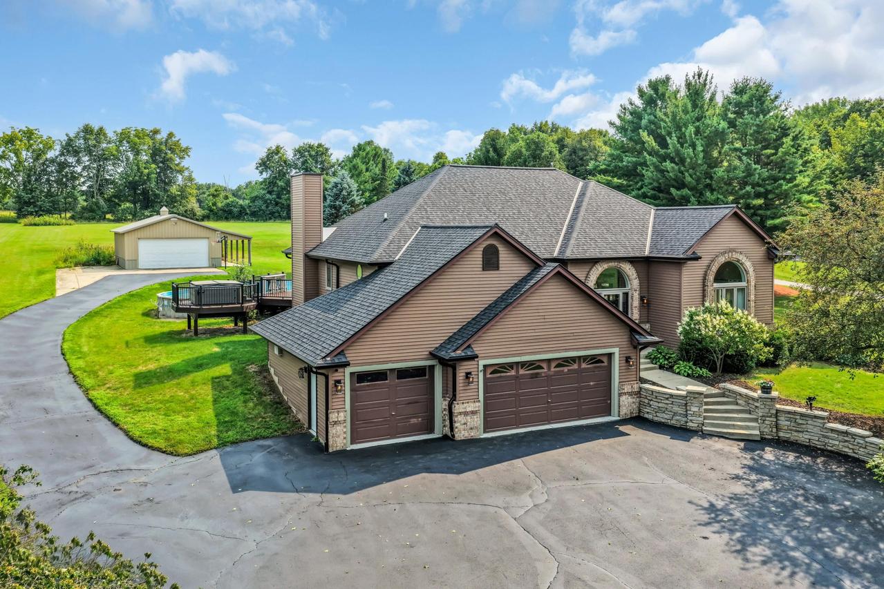 S83W24455 Artesian Ave, Vernon, WI 53149