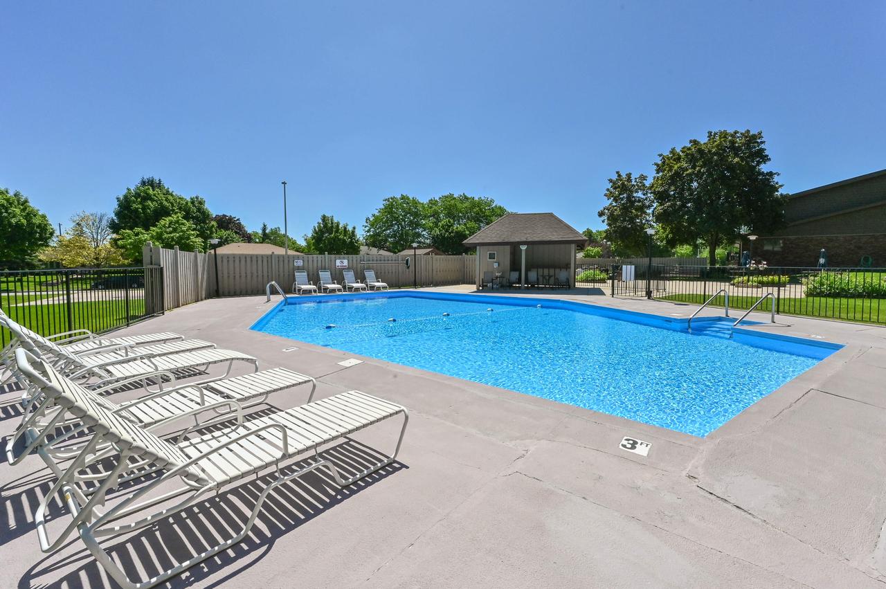 4015 S 84th St #8, Greenfield, WI 53228