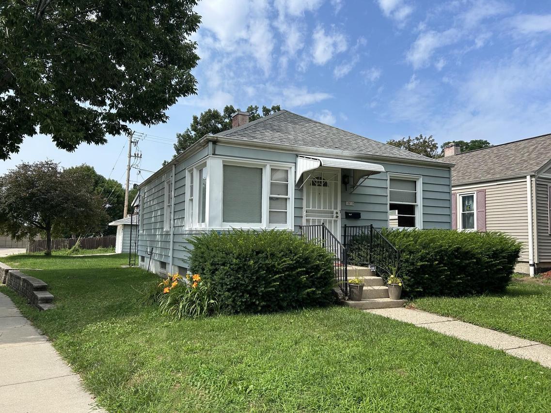 1818 E Fernwood Ave, Milwaukee, WI 53207