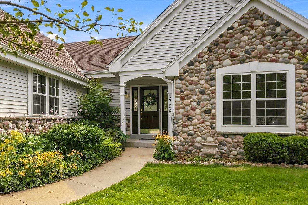 1709 Tumbleweed Cir, West Bend, WI 53095