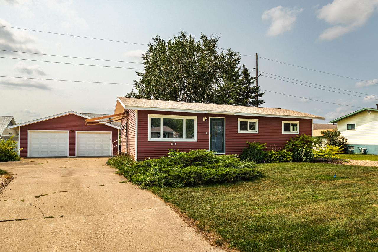 1516 Viking Ave, Holmen, WI 54636