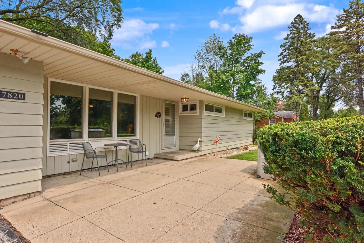 7820 W Barnard Ave, Greenfield, WI 53220