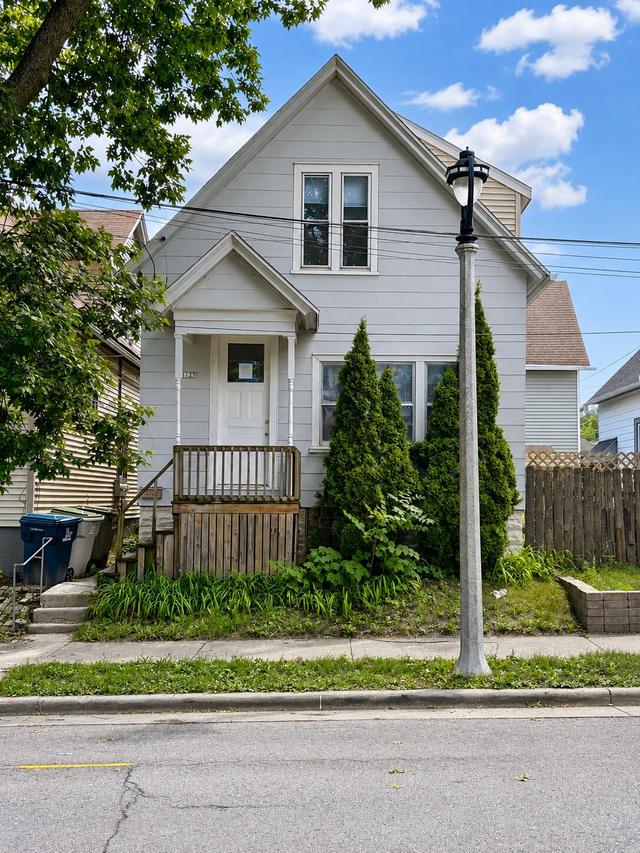 1125 E Clarke St, Milwaukee, WI 53212