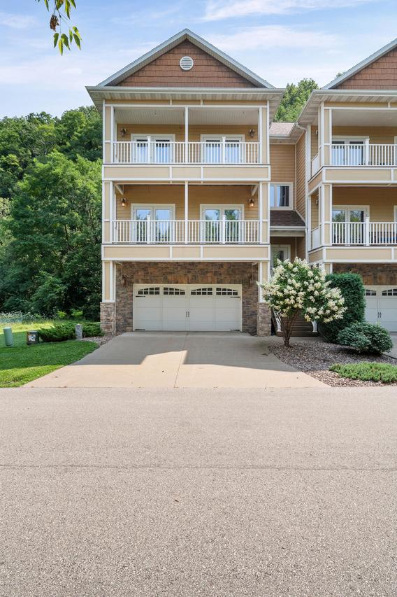 1322 Sunset Ct, La Crosse, WI 54601