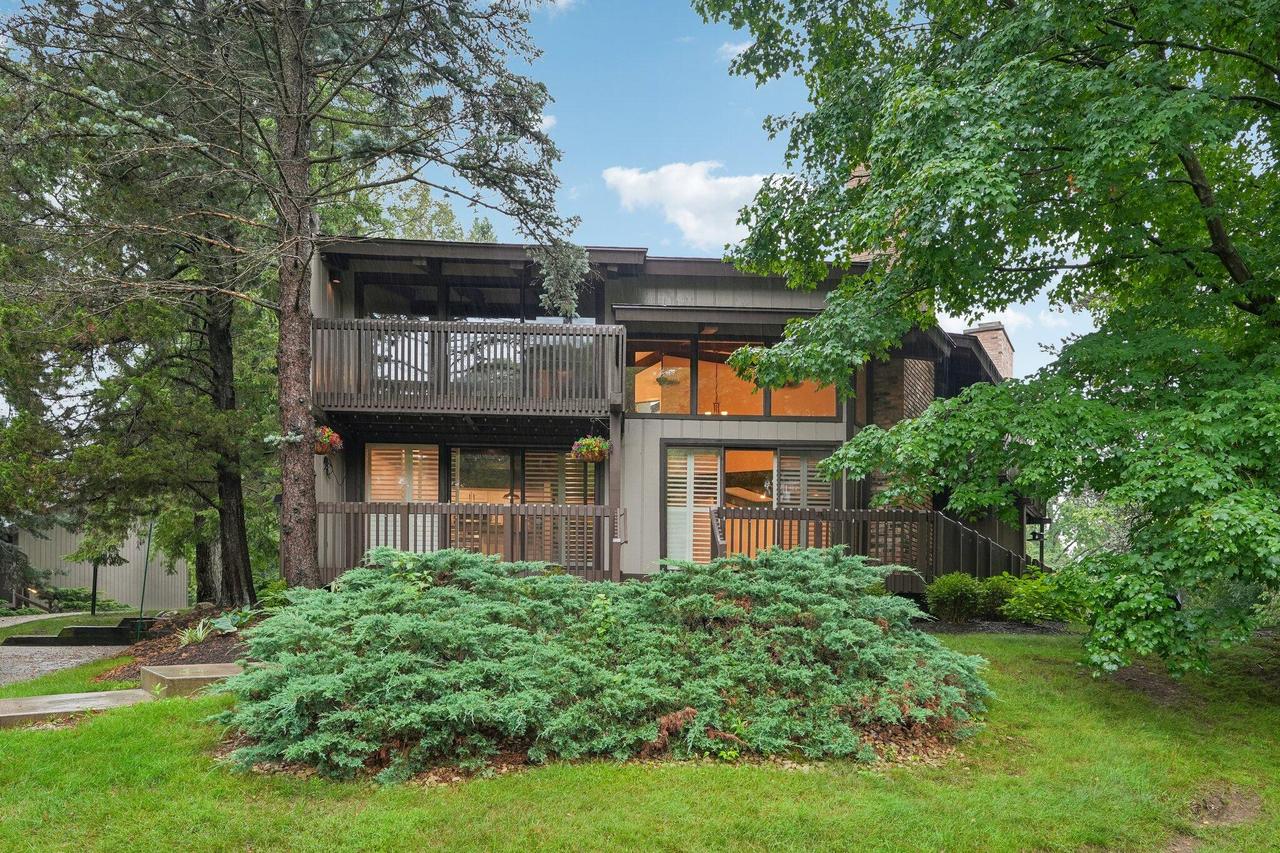 930 Alpine Dr, Fontana, WI 53125