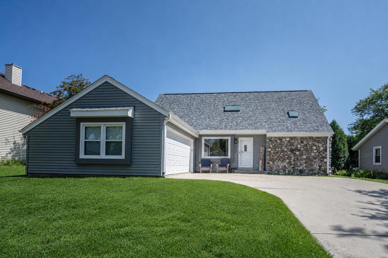 8560 S Sharon Dr, Oak Creek, WI 53154