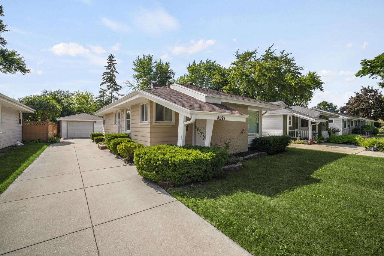 4921 N 104th St, Milwaukee, WI 53225