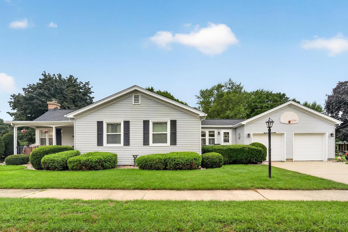 201 N Oakland Ave, Burlington, WI 53105