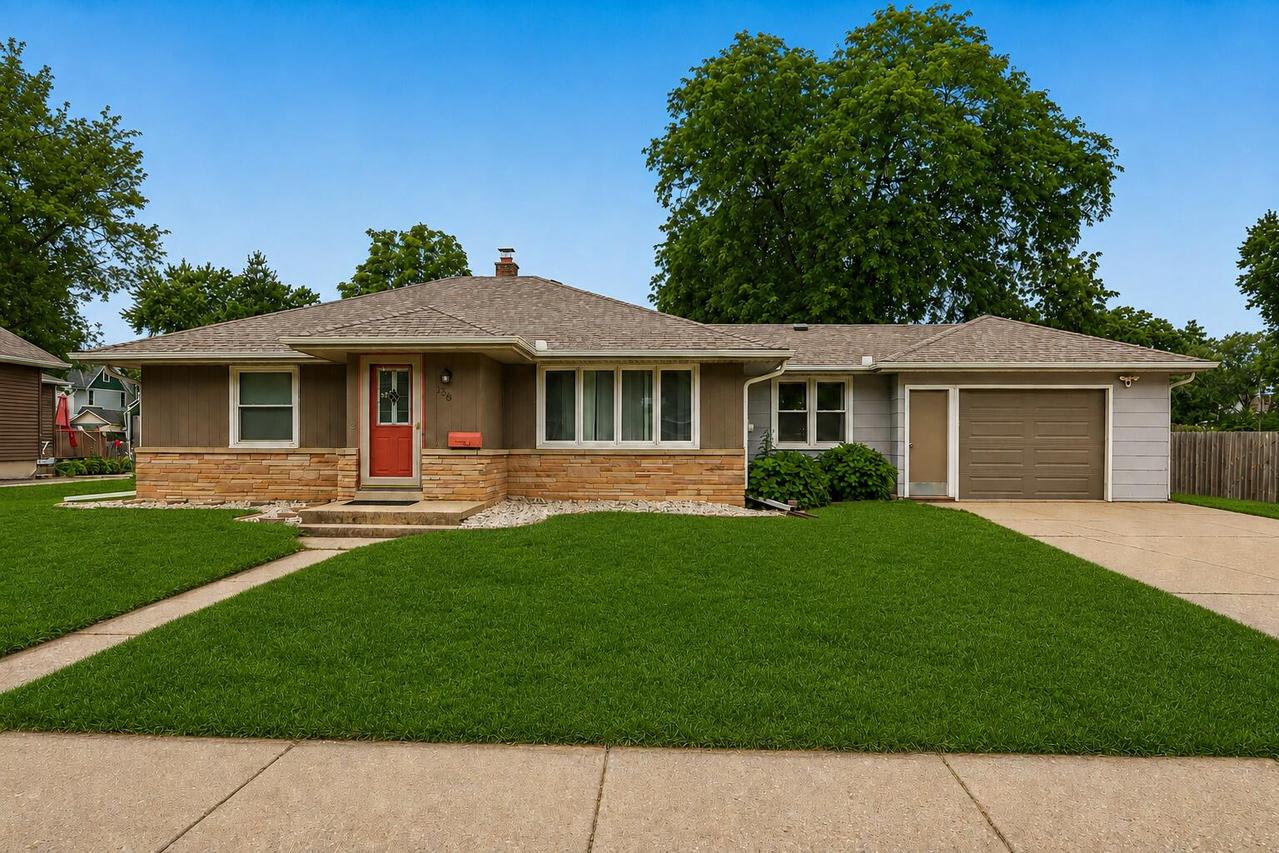 136 S Maple St, Oconomowoc, WI 53066