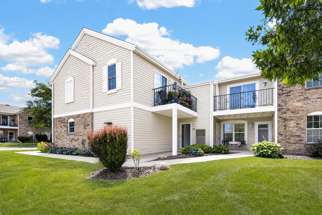 1236 N Sunnyslope Dr #204, Mount Pleasant, WI 53406