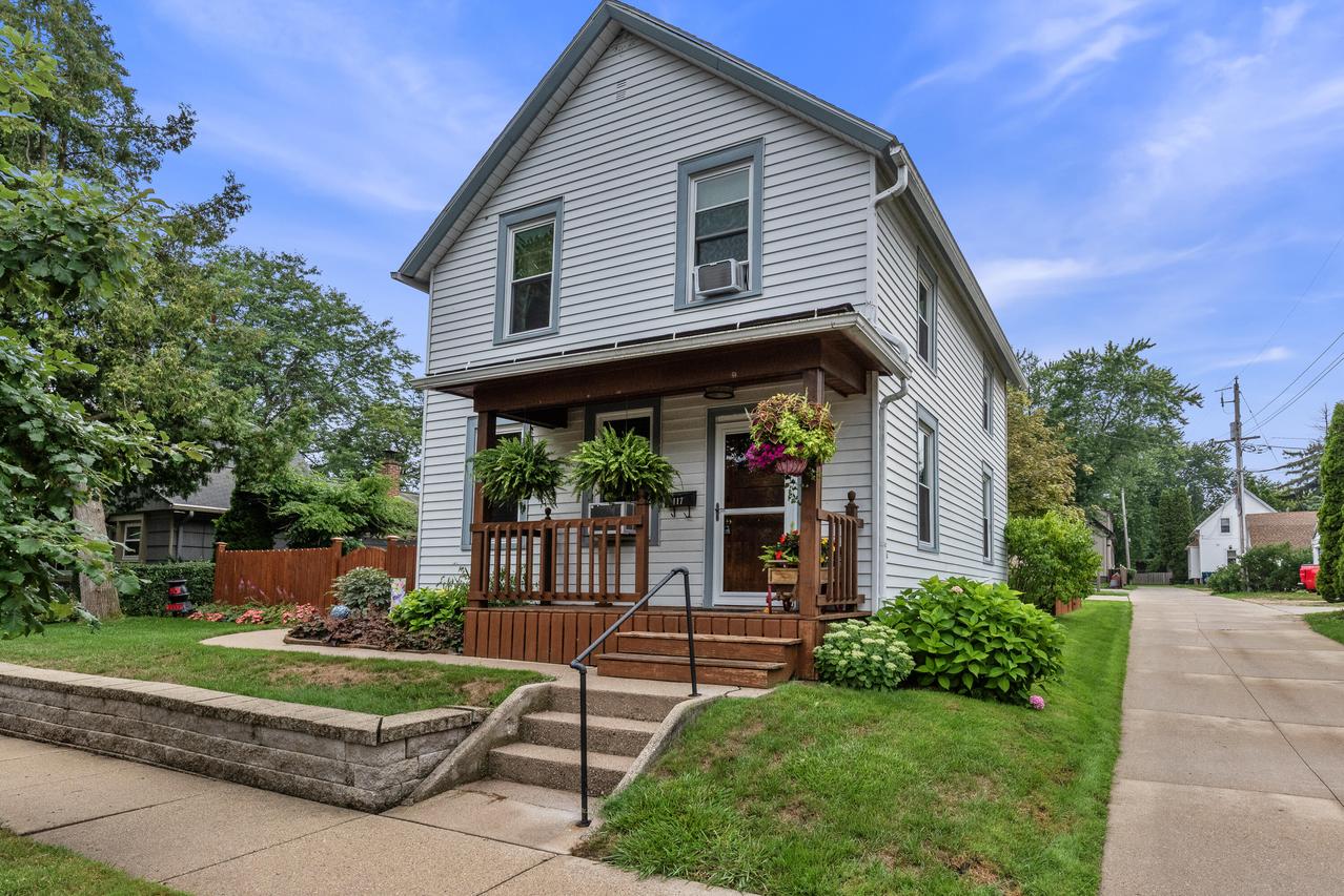 117 S Garfield Ave, Port Washington, WI 53074
