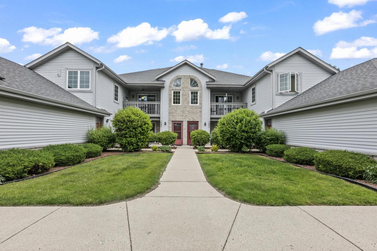 1097 Quinlan Dr #D, Pewaukee, WI 53072