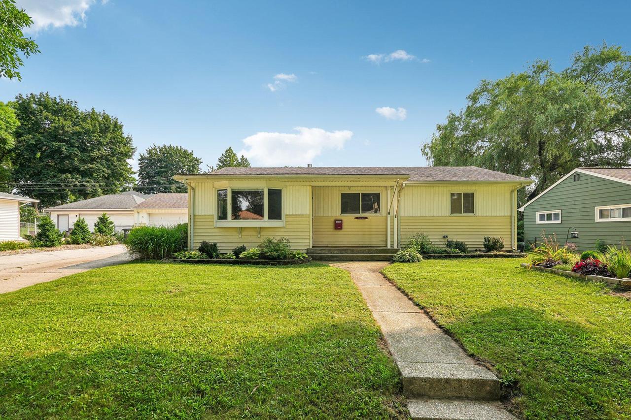 1633 Aldoro Dr, Waukesha, WI 53188