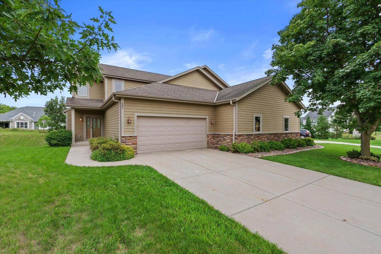 407 Century Oak Dr, Waukesha, WI 53188