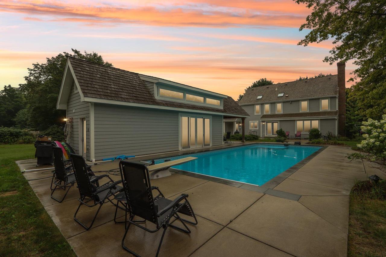 165 Hickory Dr, Delafield, WI 53018