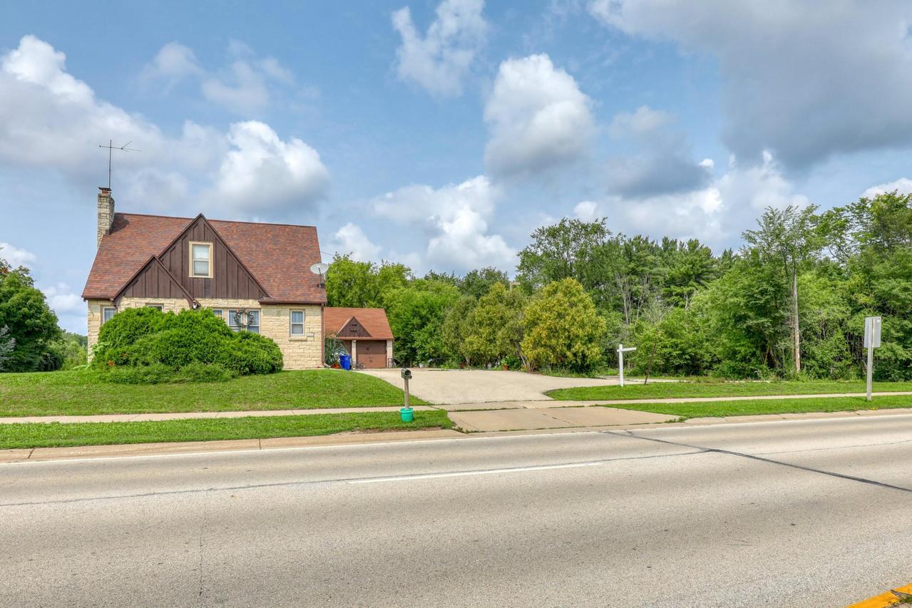 20060 W Greenfield Ave, Brookfield, WI 53045