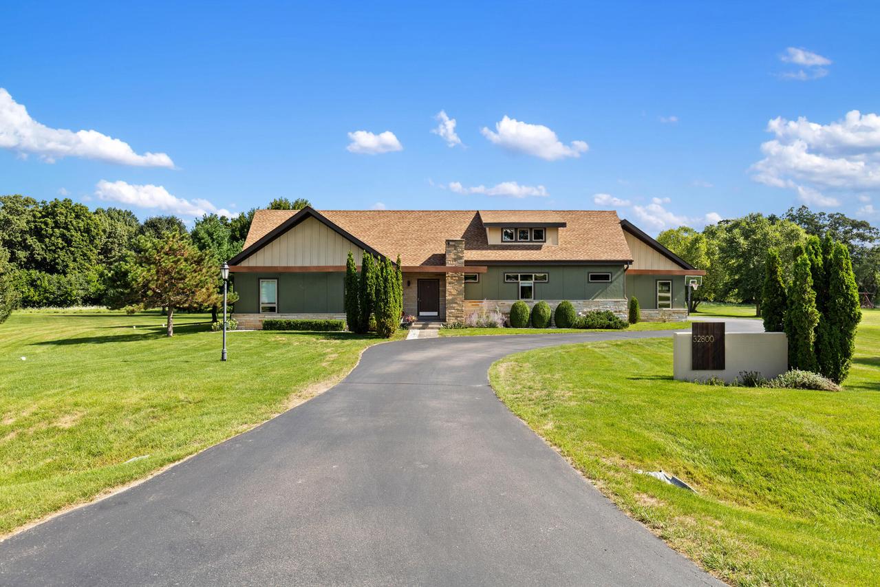 S90W32800 Granite Trl, Mukwonago, WI 53149