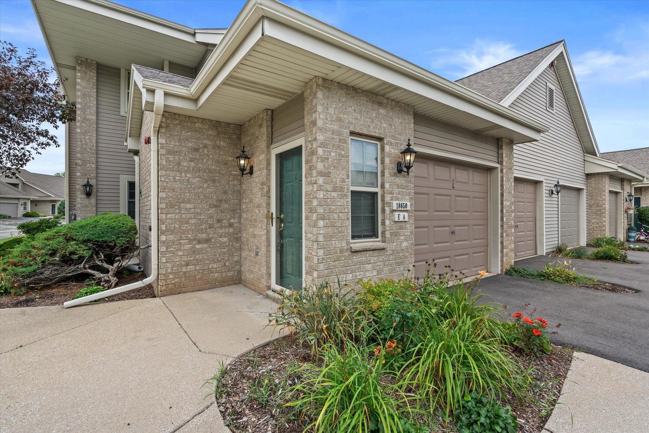 18650 Emerald Cir #E, Brookfield, WI 53045