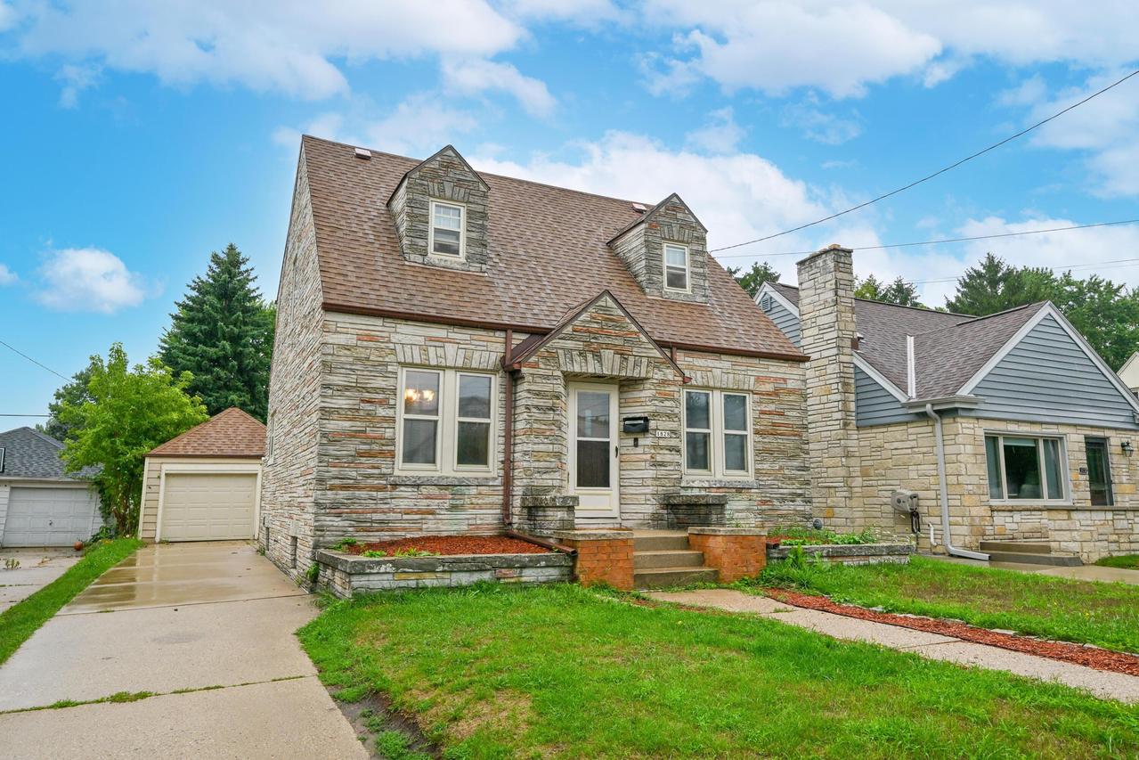 1828 E Eden Pl, Saint Francis, WI 53235