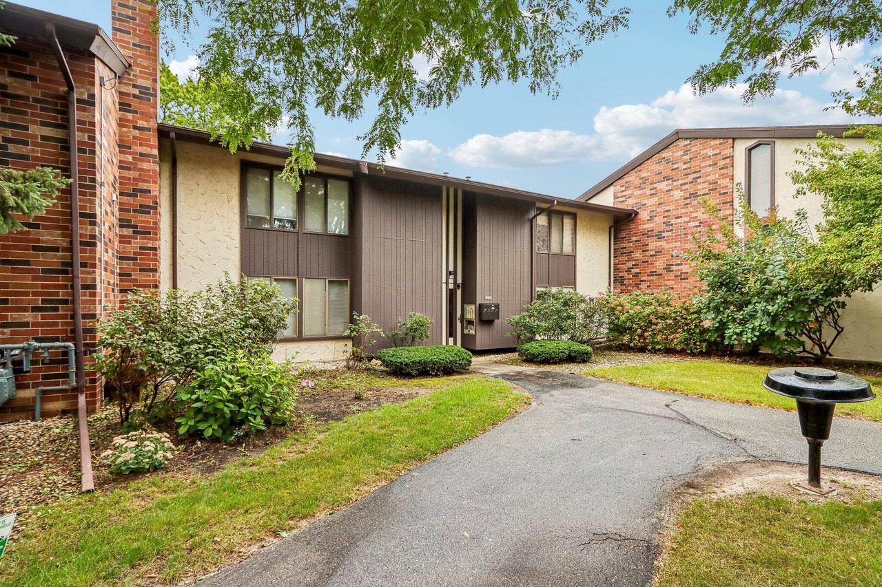 2240 W Good Hope Rd #30, Glendale, WI 53209