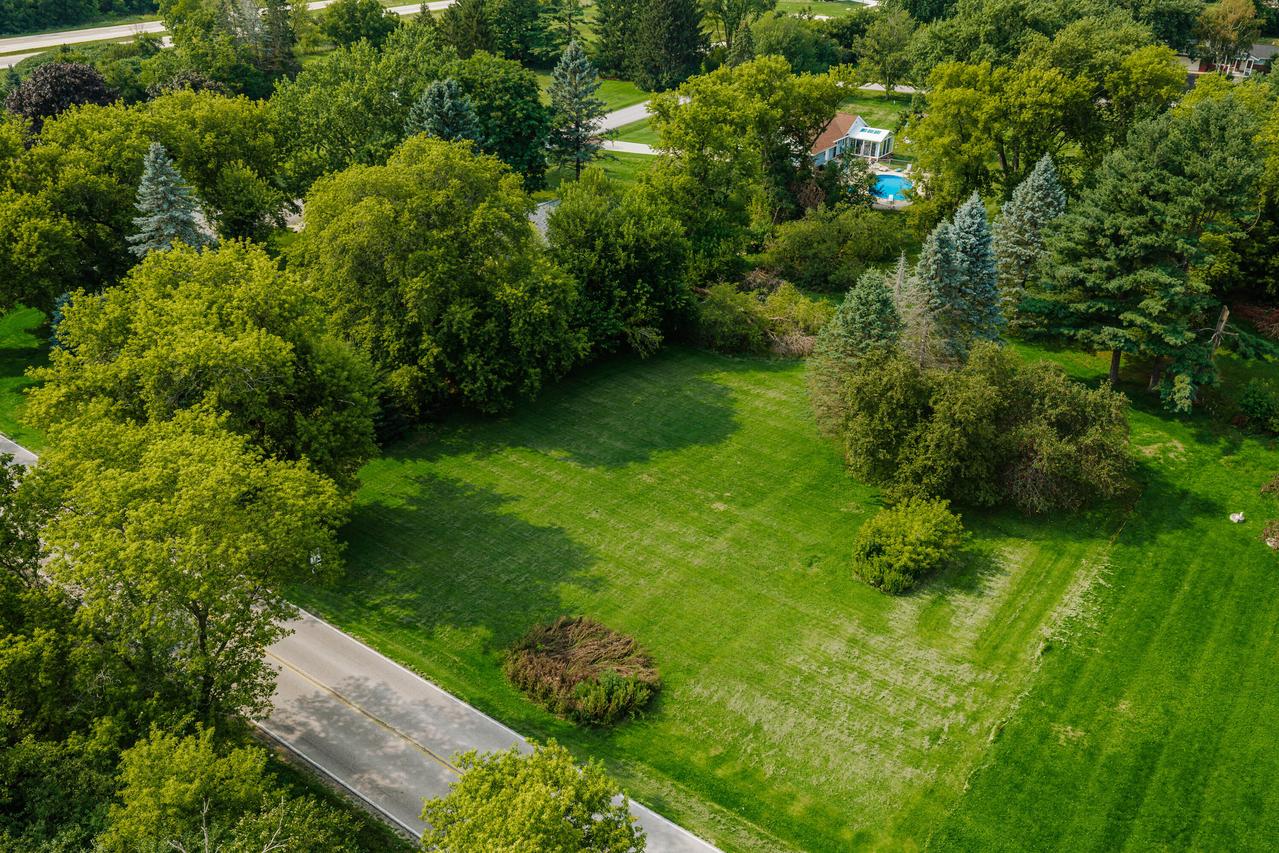 N56W36834 Lisbon Rd, Oconomowoc, WI 53066