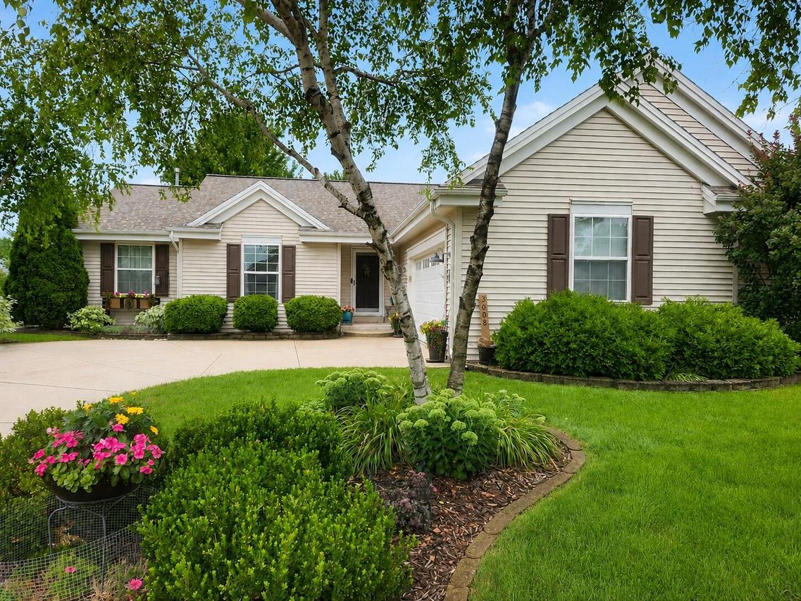 3608 Rivers Crossing, Waukesha, WI 53189