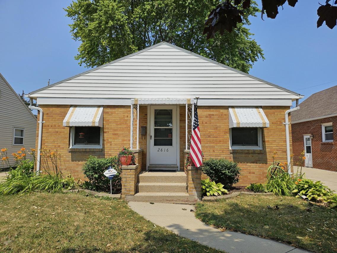 2816 Gillen St, Racine, WI 53403