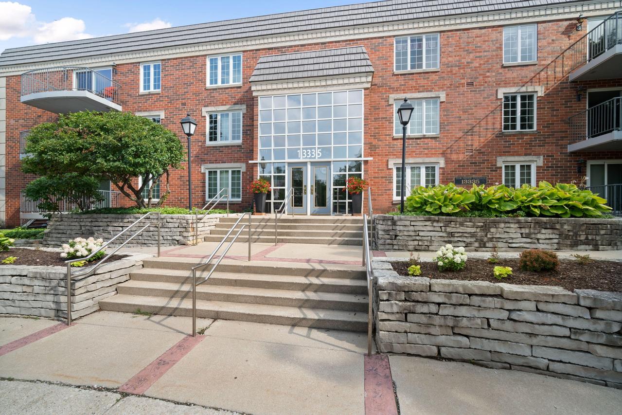 13335 Watertown Plank Rd #115, Elm Grove, WI 53122