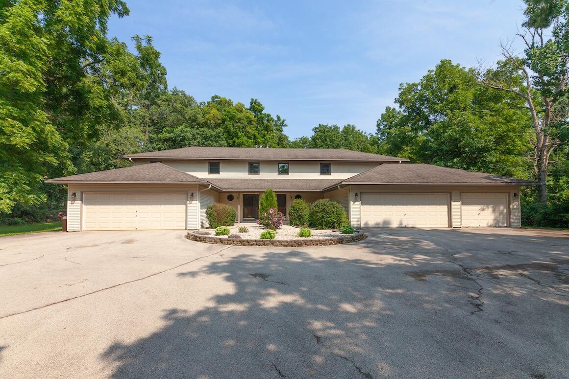 126 N Lapham Peak Rd, Delafield, WI 53018
