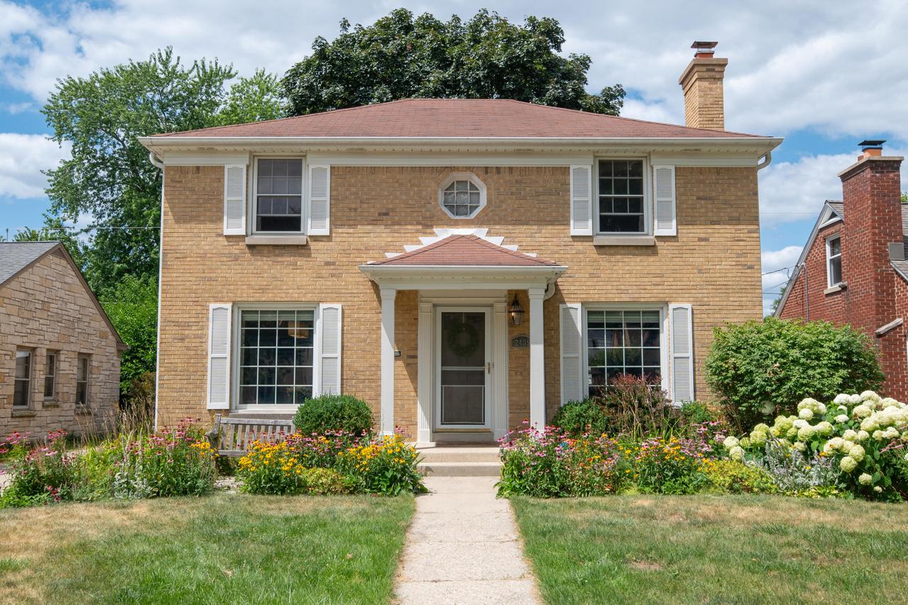 2439 N 81st St, Wauwatosa, WI 53213