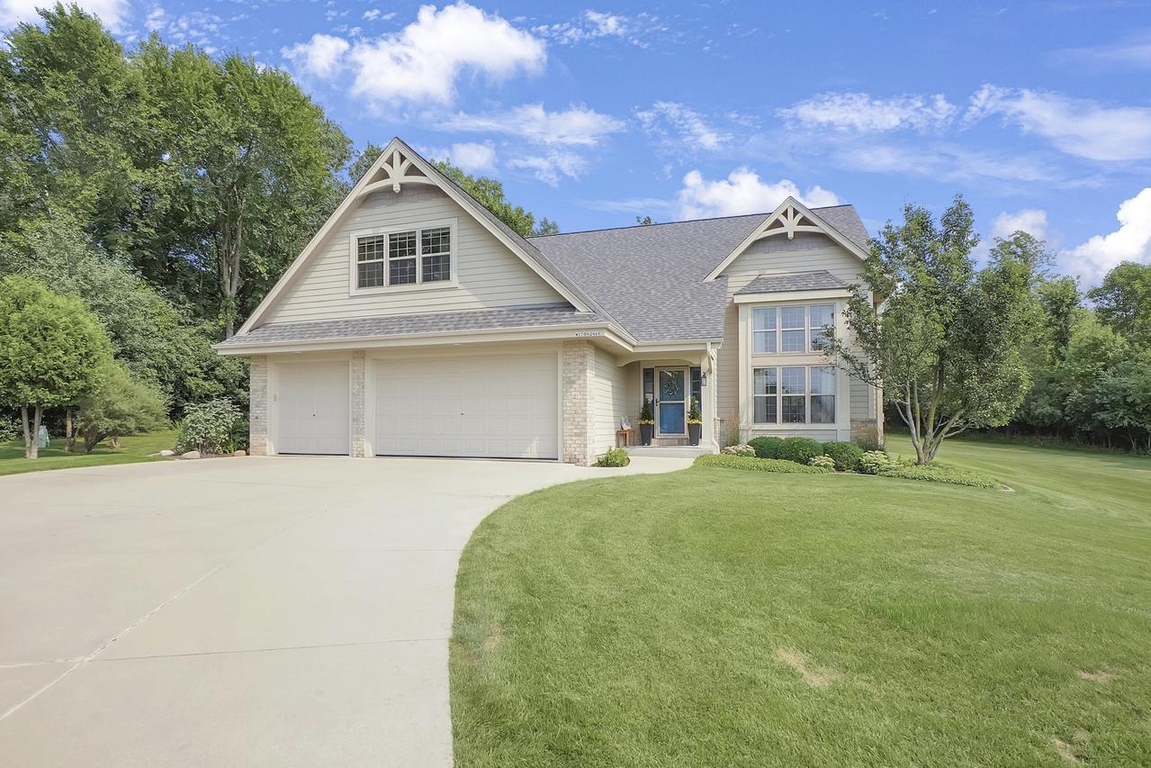 W270N2468 Orchard Ln, Pewaukee, WI 53072