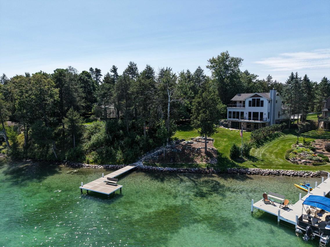 3244 N Interlaken Dr, Summit, WI 53066