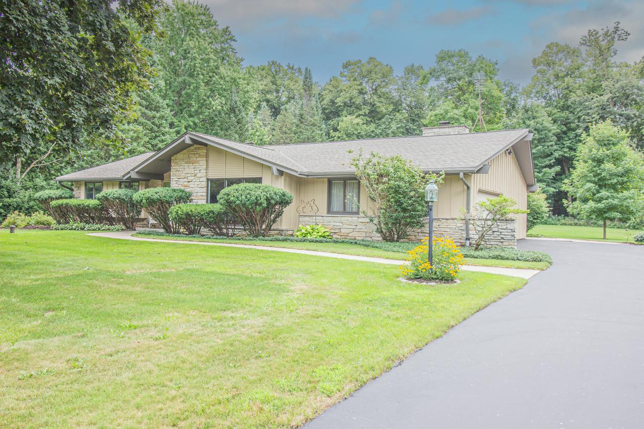 7343 Glencoe Dr, Cedarburg, WI 53012