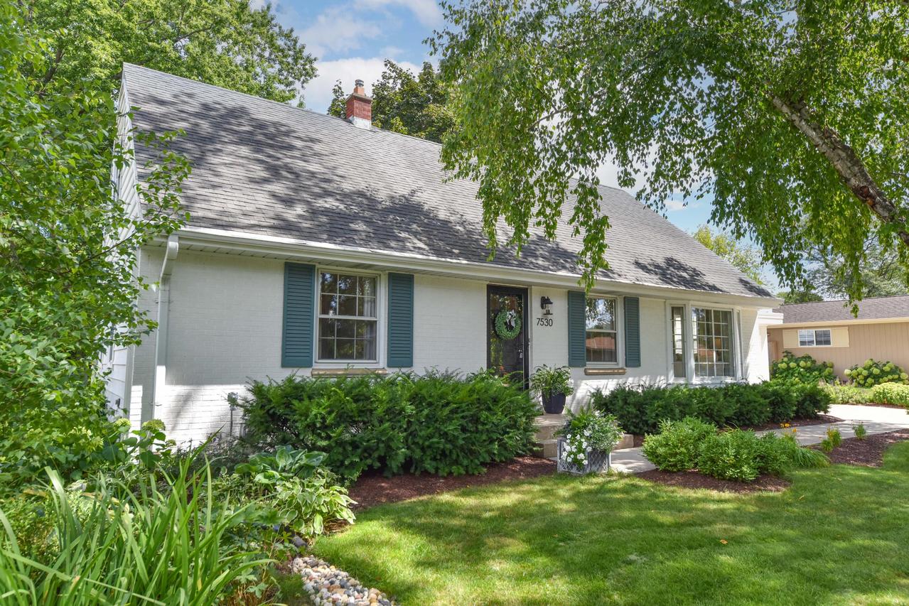 7530 N Fairchild Rd, Fox Point, WI 53217