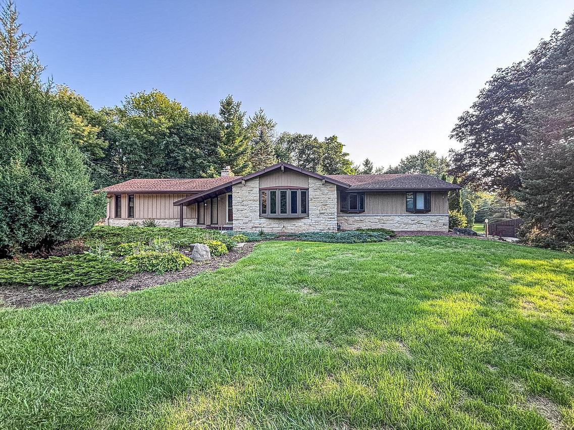 W228S5955 Arrow Ridge, Waukesha, WI 53189