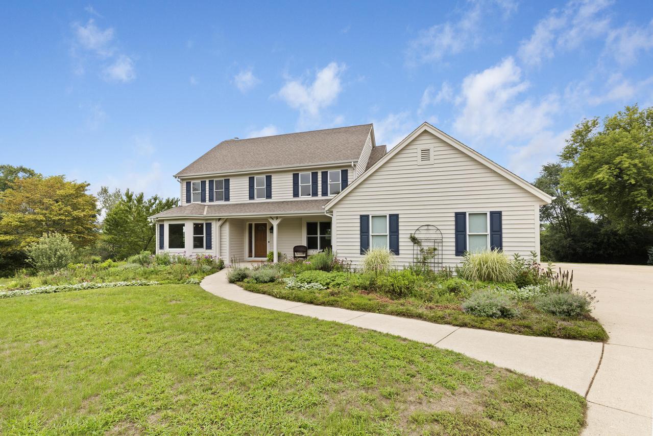 W248S6006 Deerfield Cir, Waukesha, WI 53189
