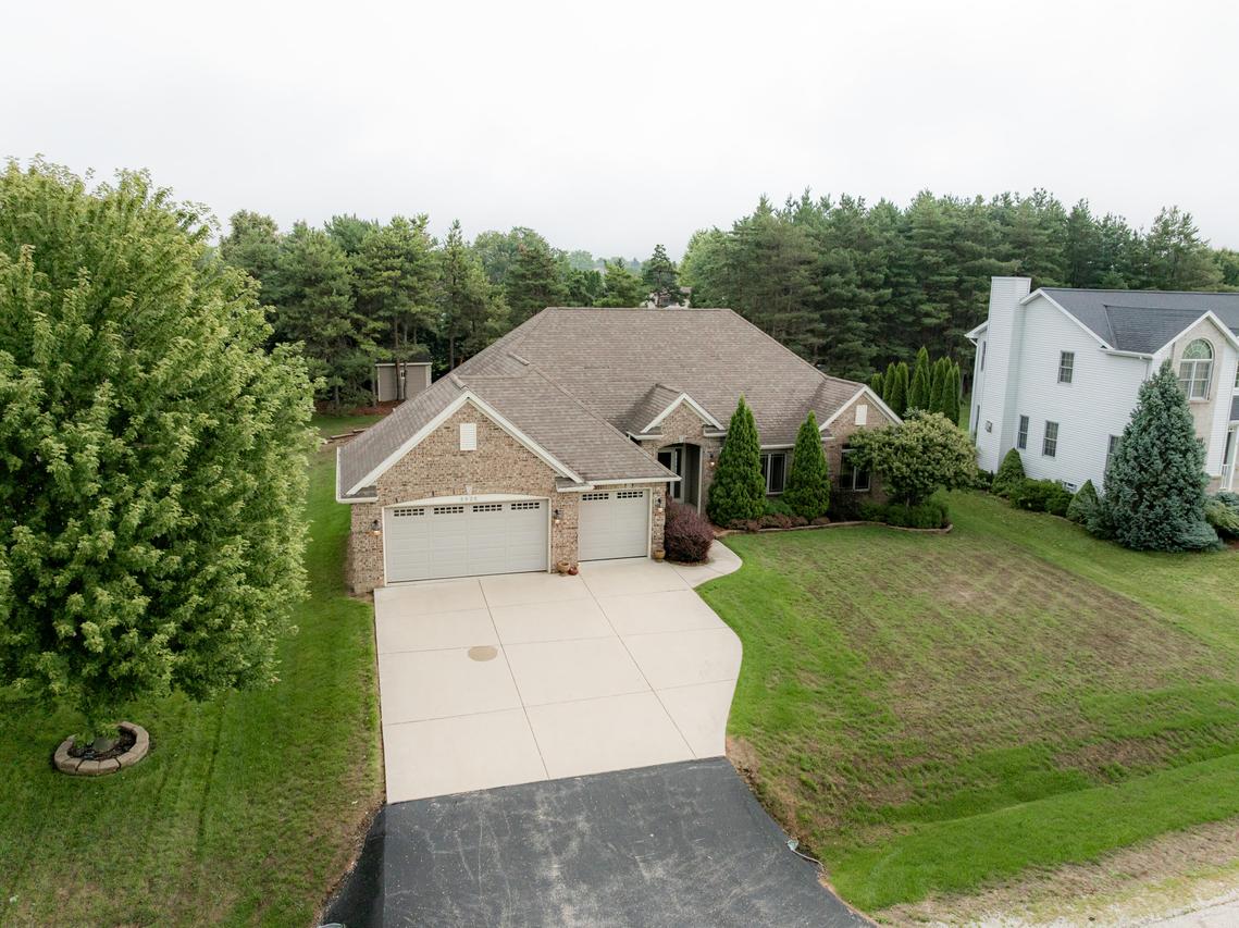 5020 Pine Tree Cir, Caledonia, WI 53402
