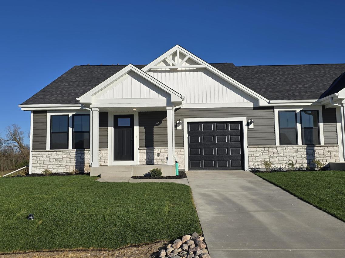 W219N16314 Jasmine Ct, Jackson, WI 53037