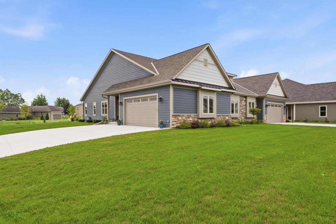 627 Lambert Ct, Slinger, WI 53086