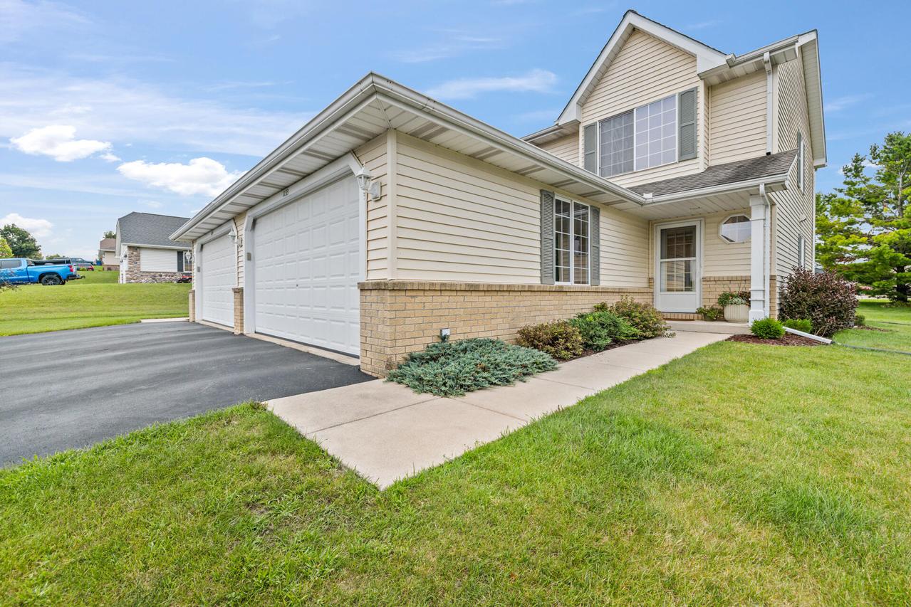 1133 Ellys Way, Slinger, WI 53086