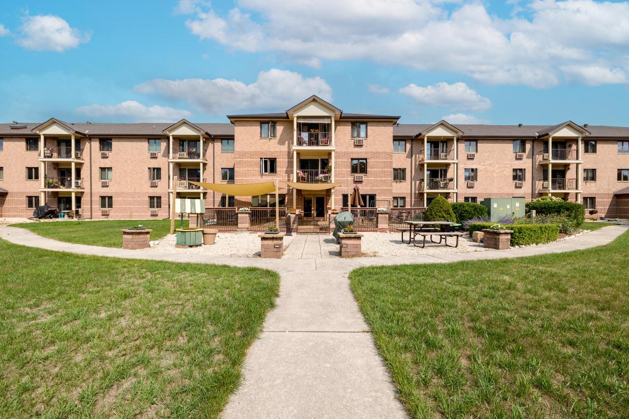 530 N Silverbrook Dr #327, West Bend, WI 53090