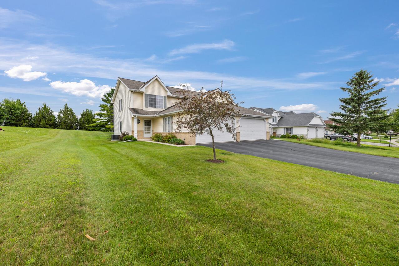 1135 Ellys Way, Slinger, WI 53086