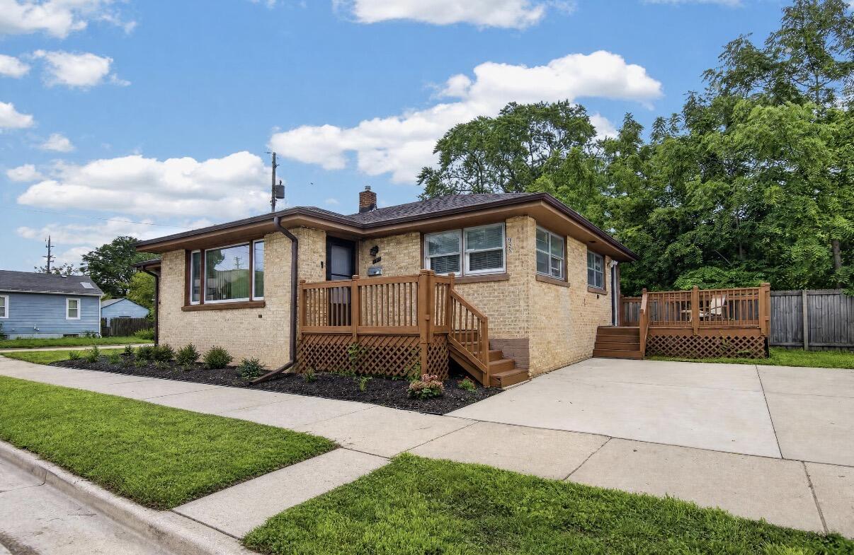 925 Lockwood Ave, Racine, WI 53403