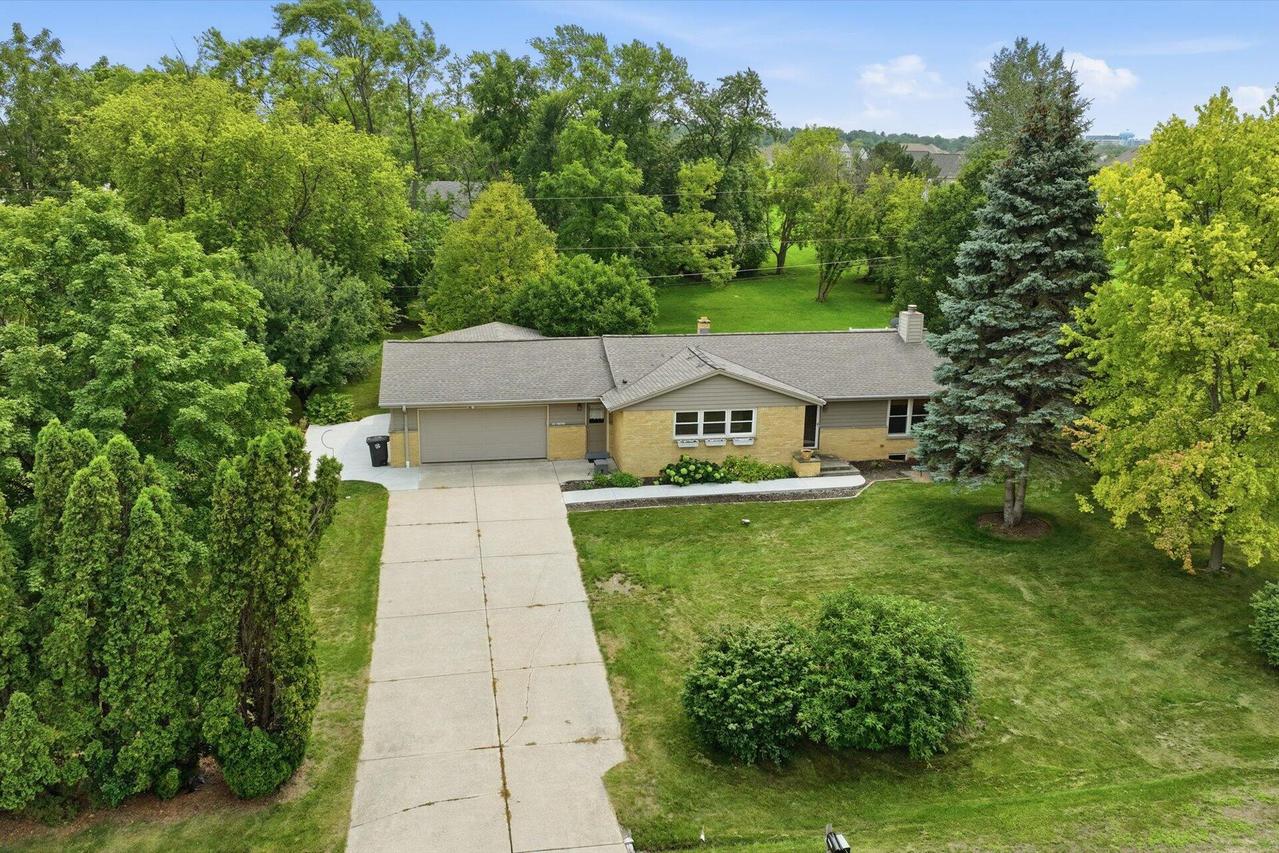 N68W15651 Chateau Dr, Menomonee Falls, WI 53051
