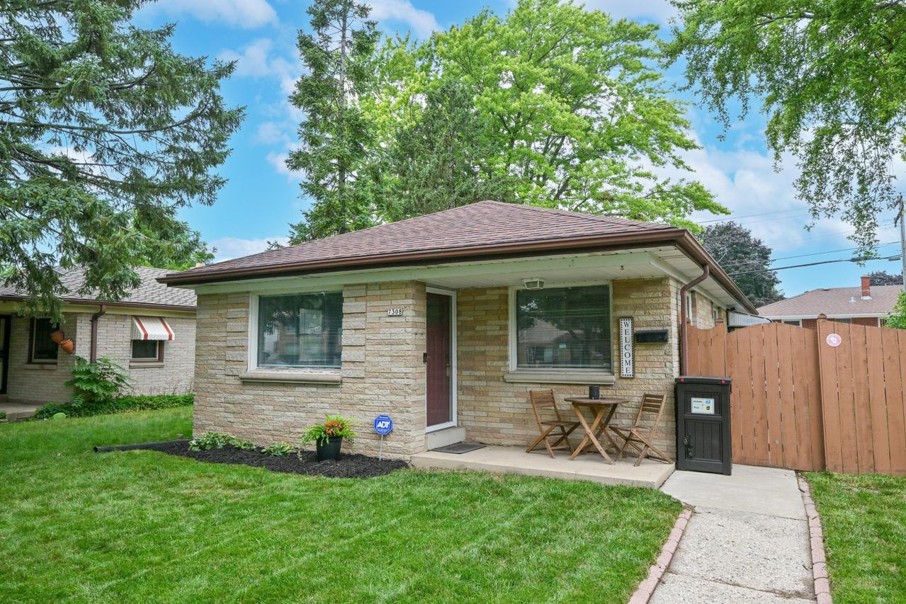7308 W Congress St, Milwaukee, WI 53218