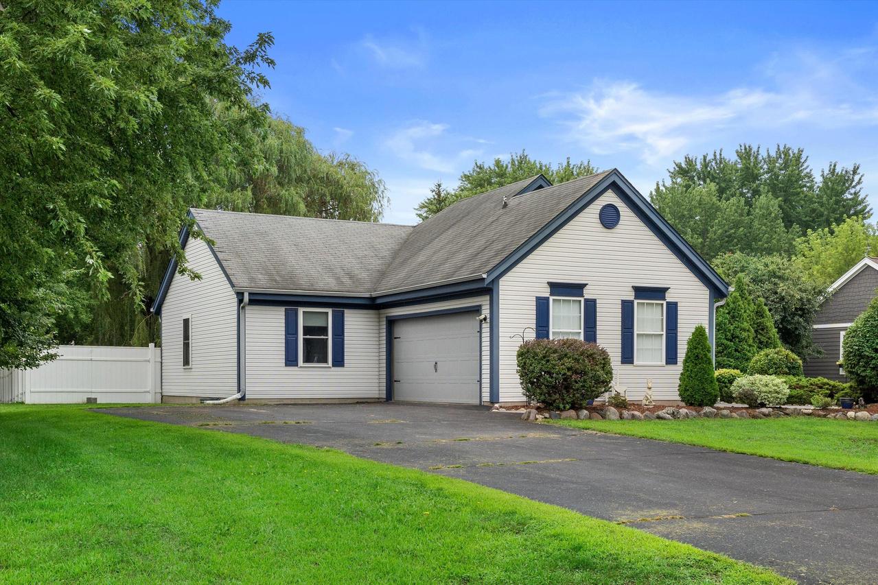 160 Cramer Ave, Dousman, WI 53118