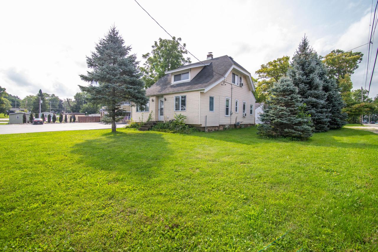 716 Glacier Rd, Pewaukee, WI 53072